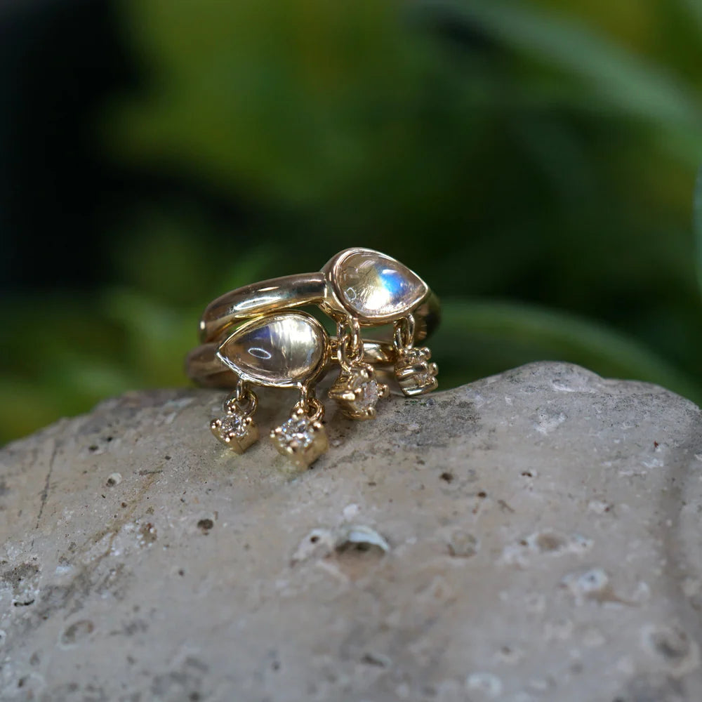 Amara Clicker Pointed Right from Modern Mood