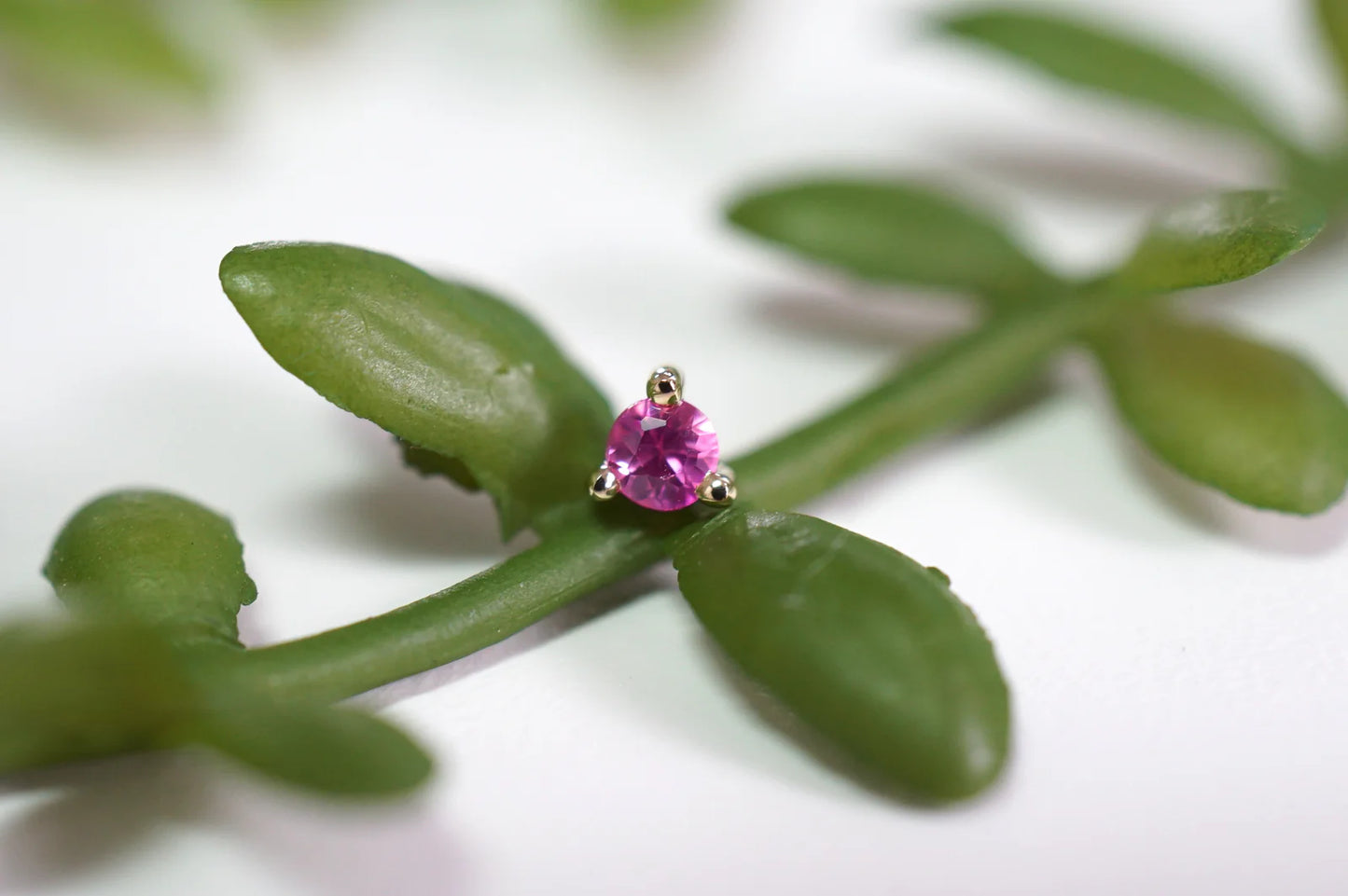 Solitaire - Gia - 3 Prong Faceted Gemstone from Modern Mood