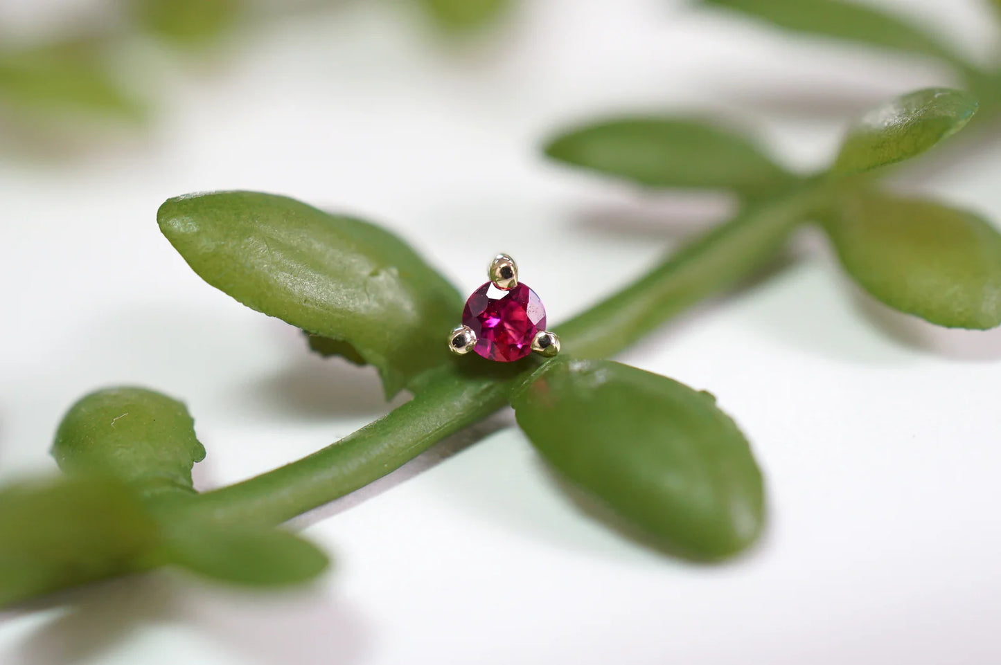 Solitaire - Gia - 3 Prong Faceted Gemstone from Modern Mood