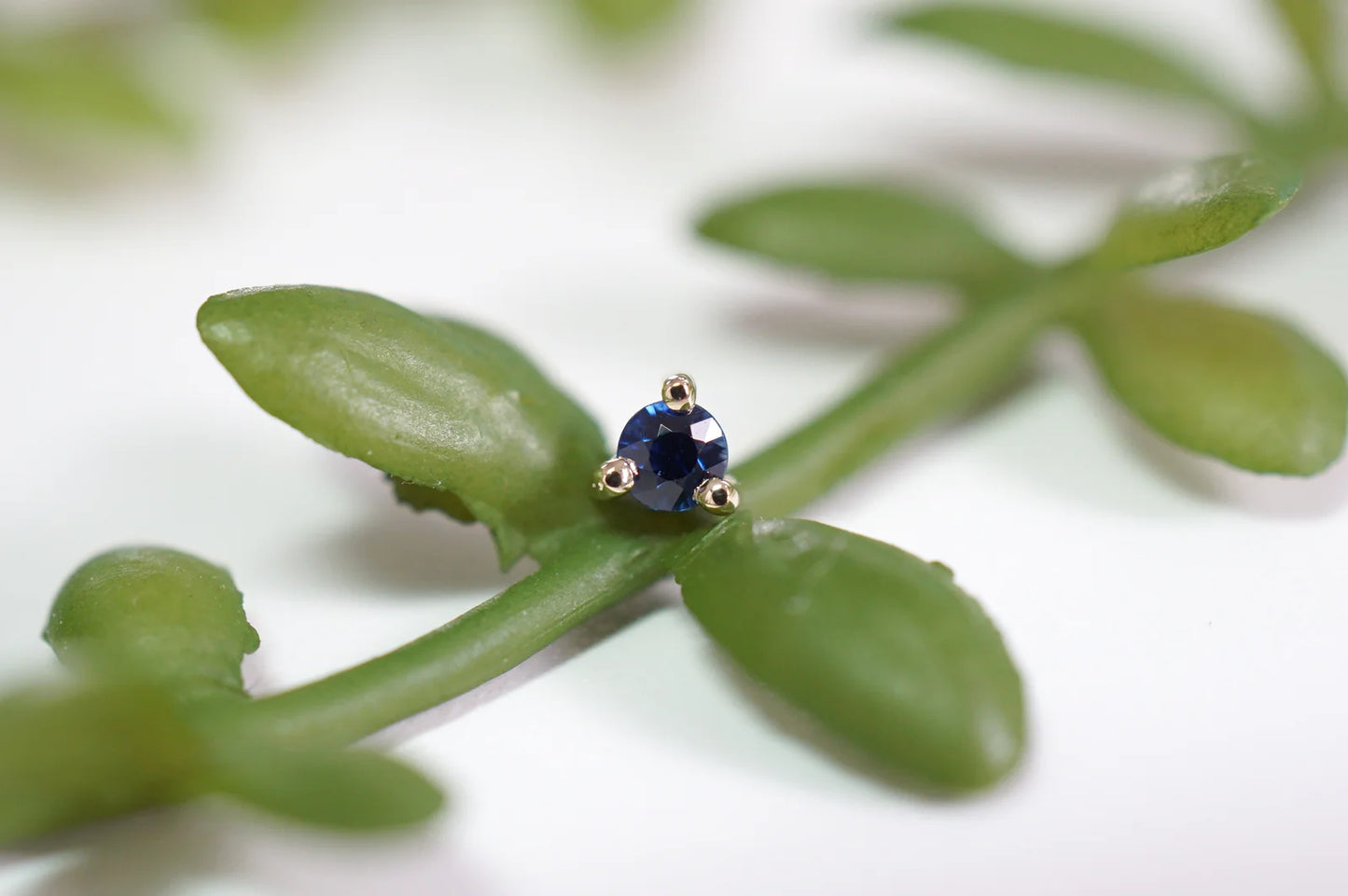 Solitaire - Gia - 3 Prong Faceted Gemstone from Modern Mood