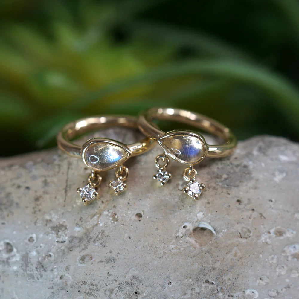 Amara Clicker Pointed Right from Modern Mood