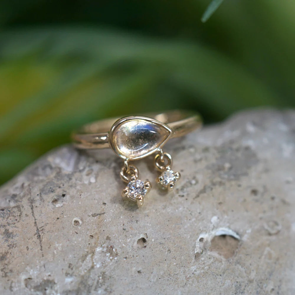 Amara Clicker Pointed Right from Modern Mood