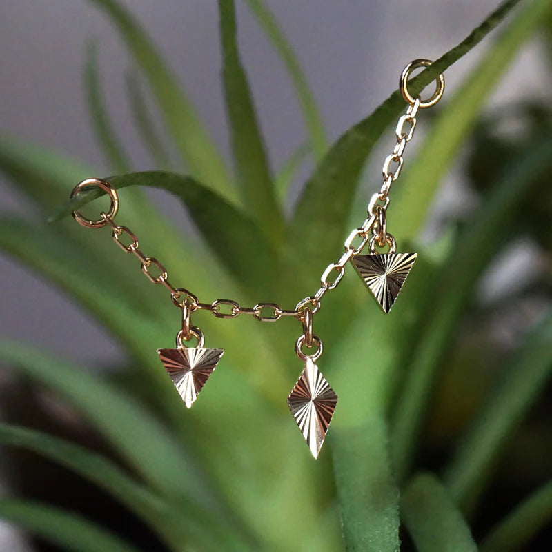 Dripping Ray Kite and Triangle Chain — Modern Mood